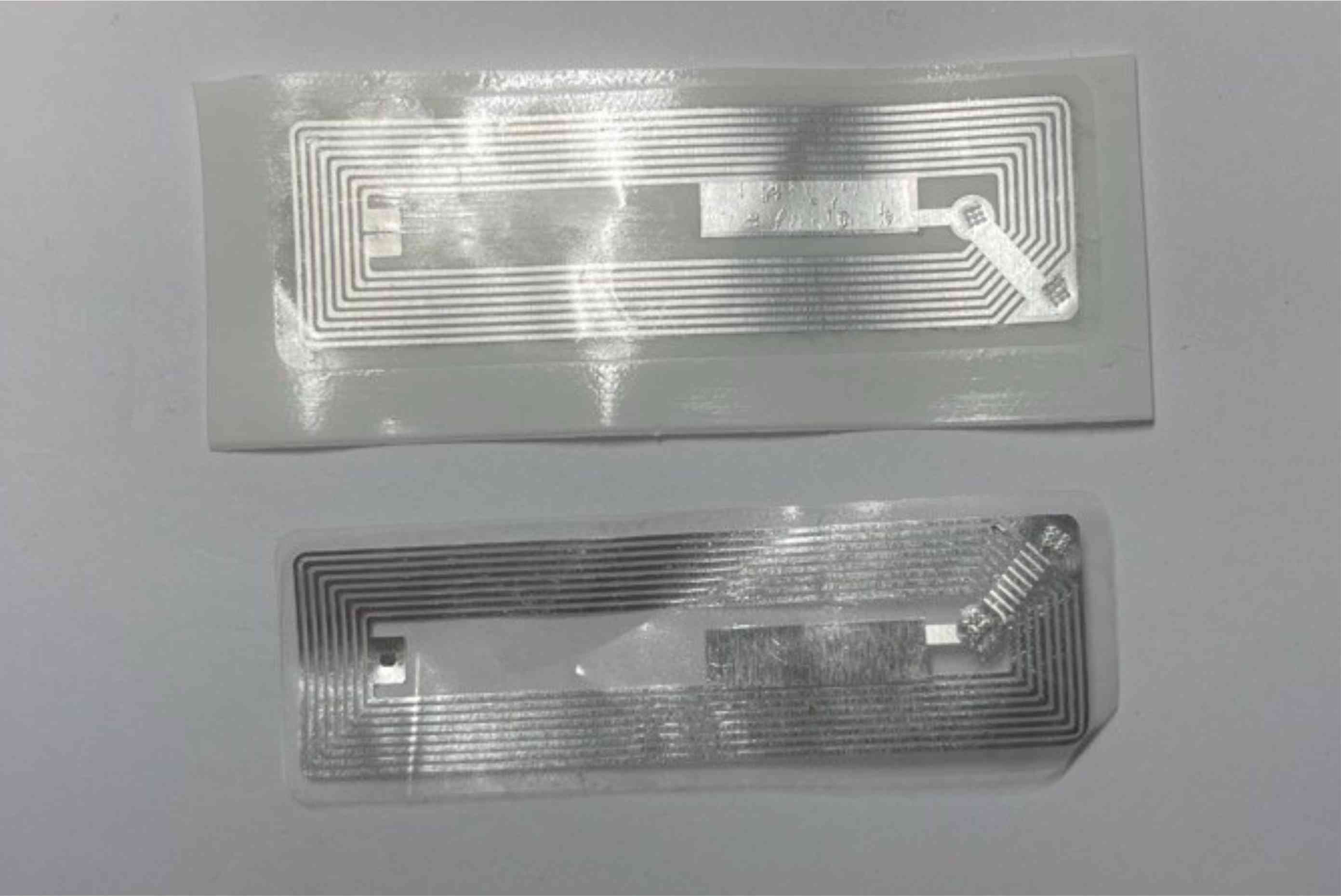 Beispiel von RFID-/EAS-Etiketten auf Folie